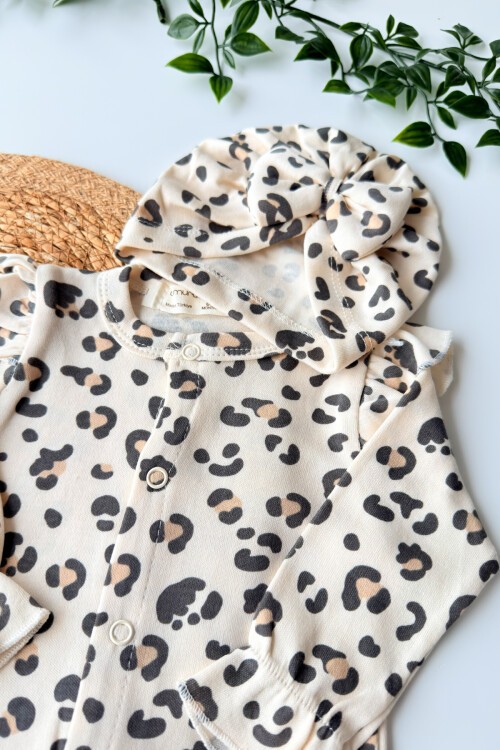 0-3 AY LEOPAR DESENLİ ŞAPKALI PATİKLİ ÜÇLÜ TULUM