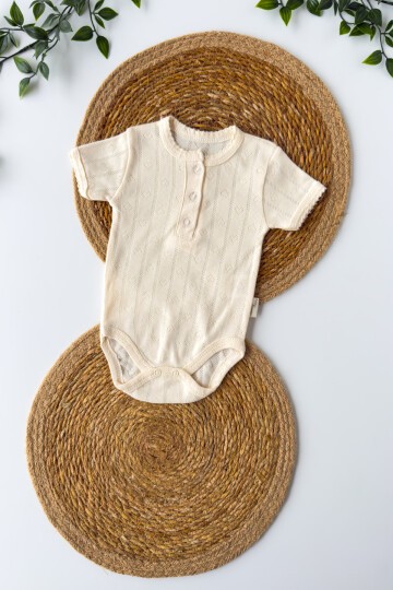 0-18 AY ÜÇ DÜĞMELİ KALPLİ KISA KOLLU BADİ BEJ