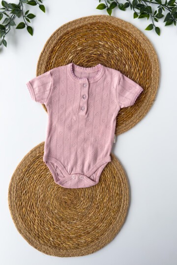 0-18 AY ÜÇ DÜĞMELİ KALPLİ KISA KOLLU BADİ PEMBE